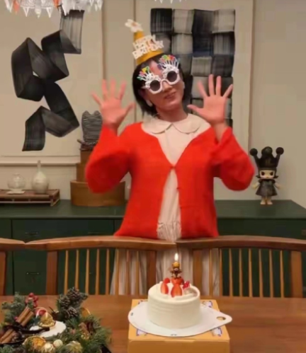 孙艺珍44岁生日，儿子给她唱生日歌，奶声奶气的，好可爱，小甜豆说话的语气和他阿爸