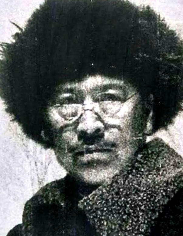1937年，日军将戴凤龄死死夹在两面铁板之间，用铁丝紧紧捆住全身，泼洒汽油后，狞