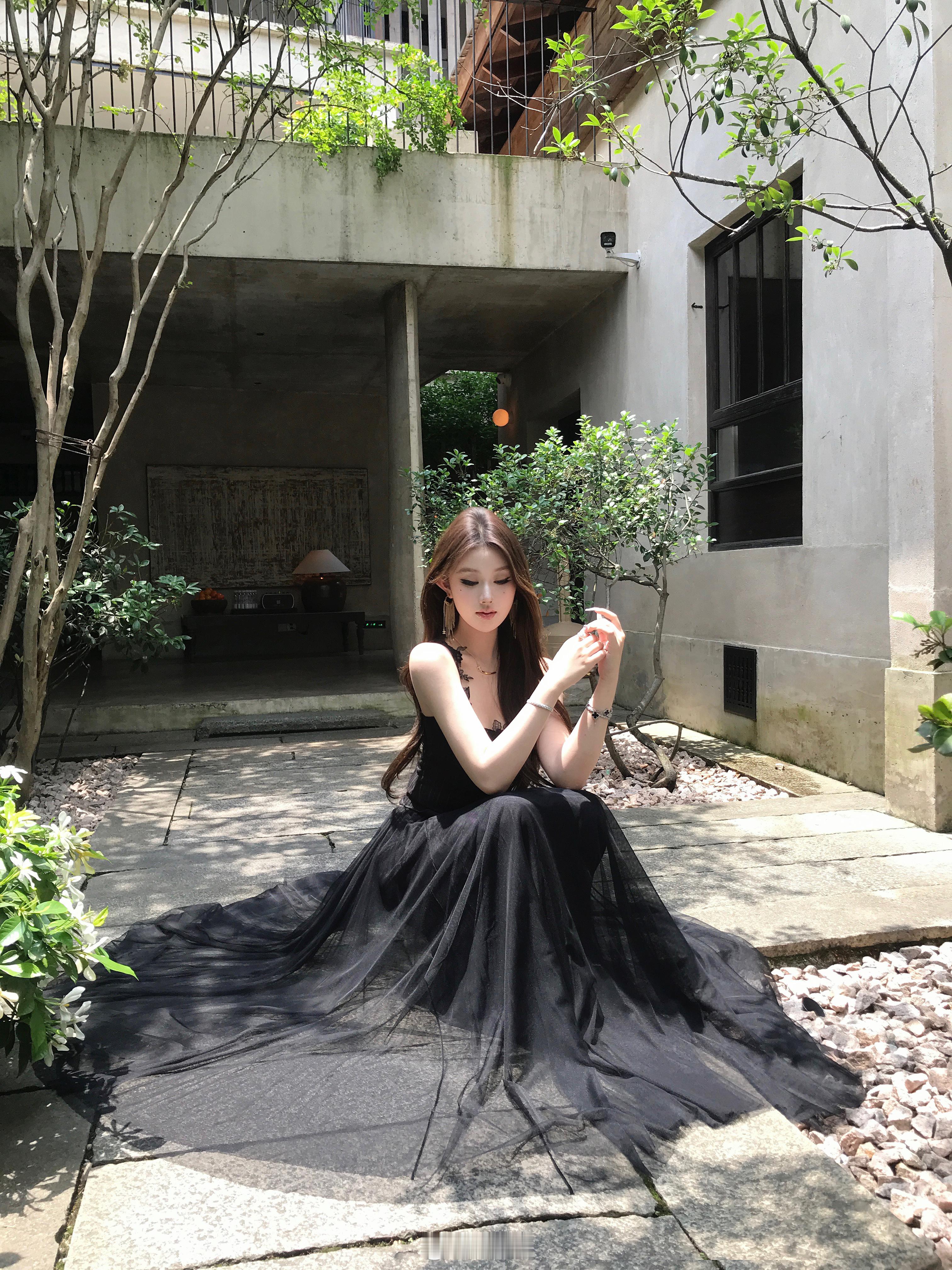 黑色系的清冷感🖤店里的纱裙和缎面裙是万年百搭款黑色纱裙自带的气质感是别的半裙比