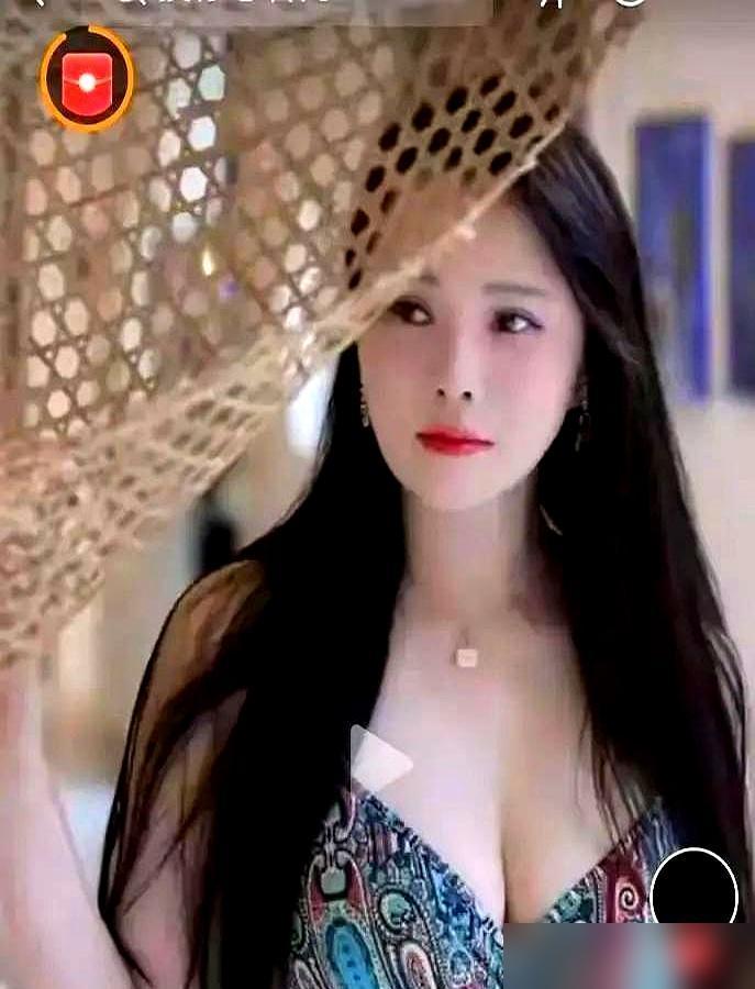 伊能静这脸简直是行走的人民币，可秦昊一句话就把她的整容梦给吓回去了。大家都盯