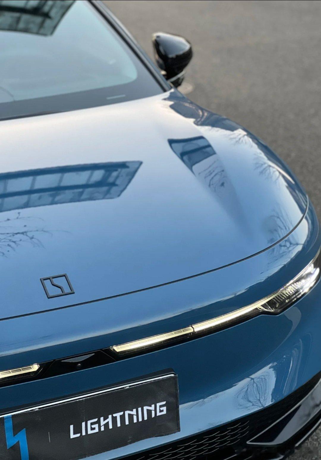 商务会议结束后，三位同事挤进我的极氪，疲惫不堪。车内闷热且气氛沉闷。我轻声说：“