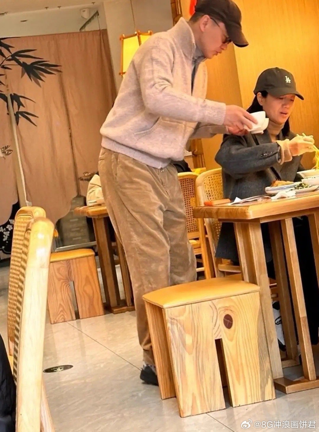 偶遇朱丹夫妇，周一围拎着早餐不忘和老婆牵手，杭州买两套大平层