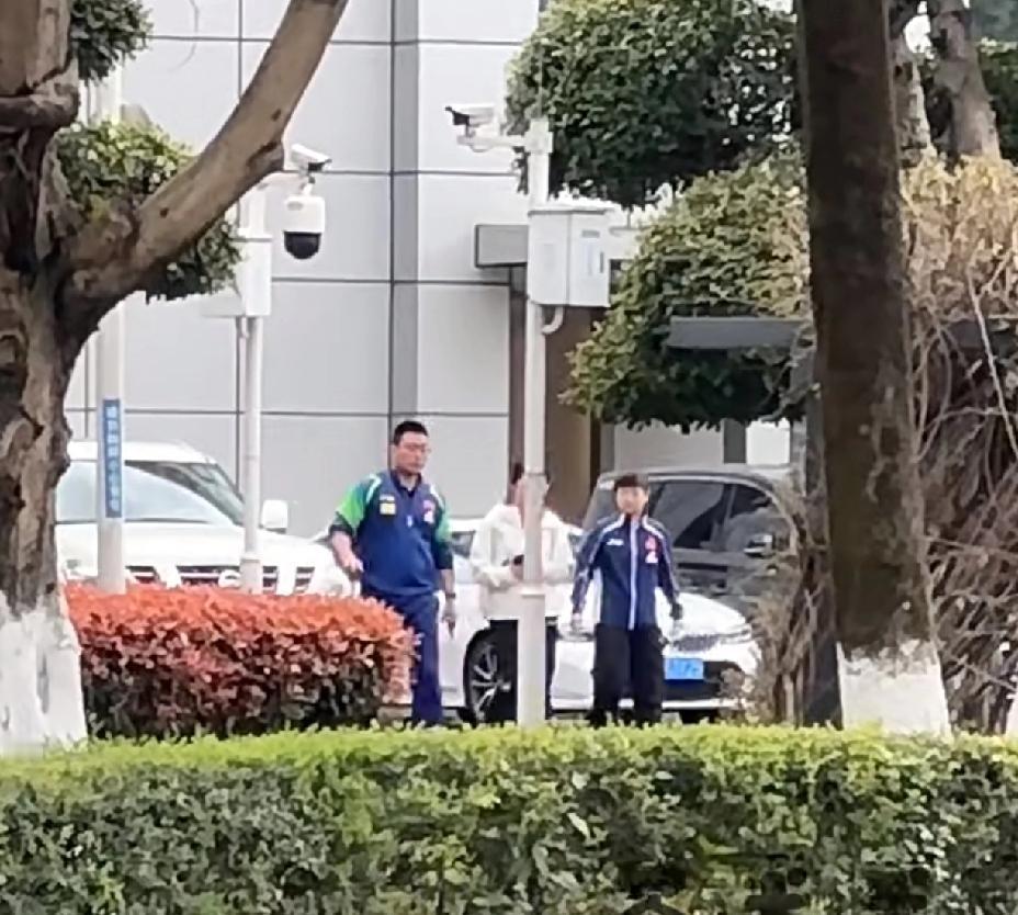 一天不见甚是想念，成都封训第一天，莎莎由体能和康复师陪着，小小的一只好可爱