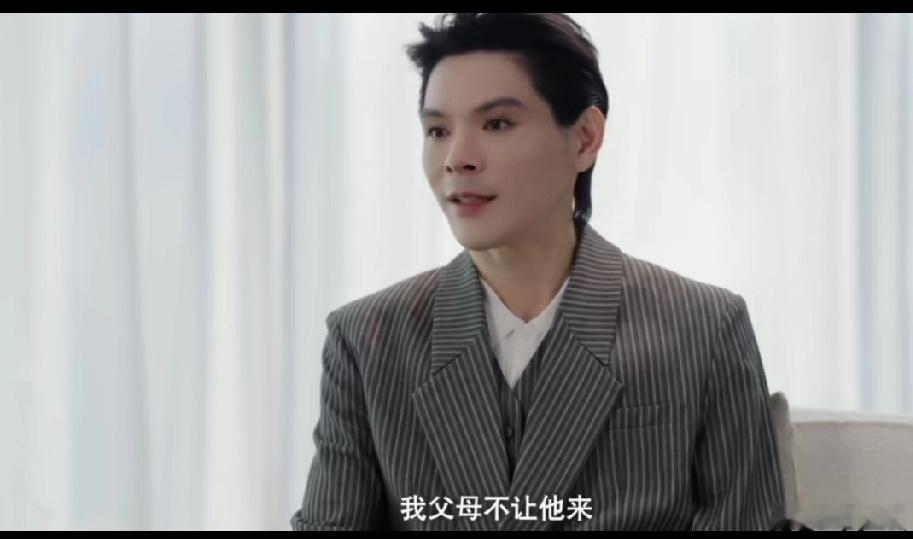 豪门也一样向佐办婚礼时向佑没有去，向佐说:“我有请他来，但我父母不让他来。”