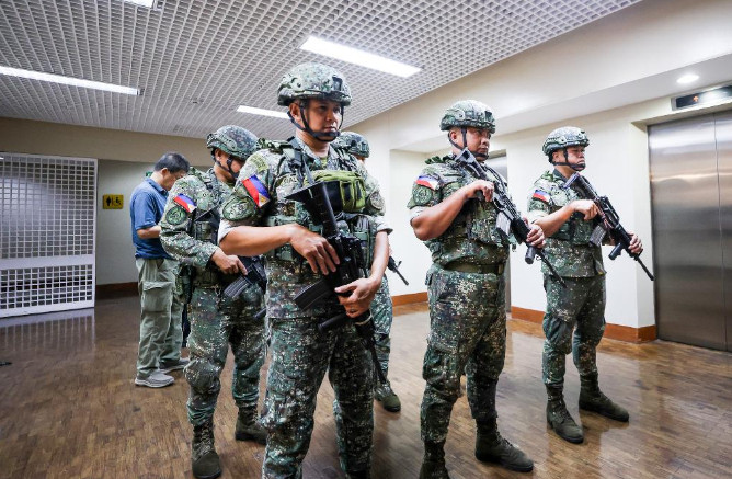 菲律宾动真格的了，150名中国教师紧急撤离，大批荷枪实弹士兵扑了个空！据《菲律宾