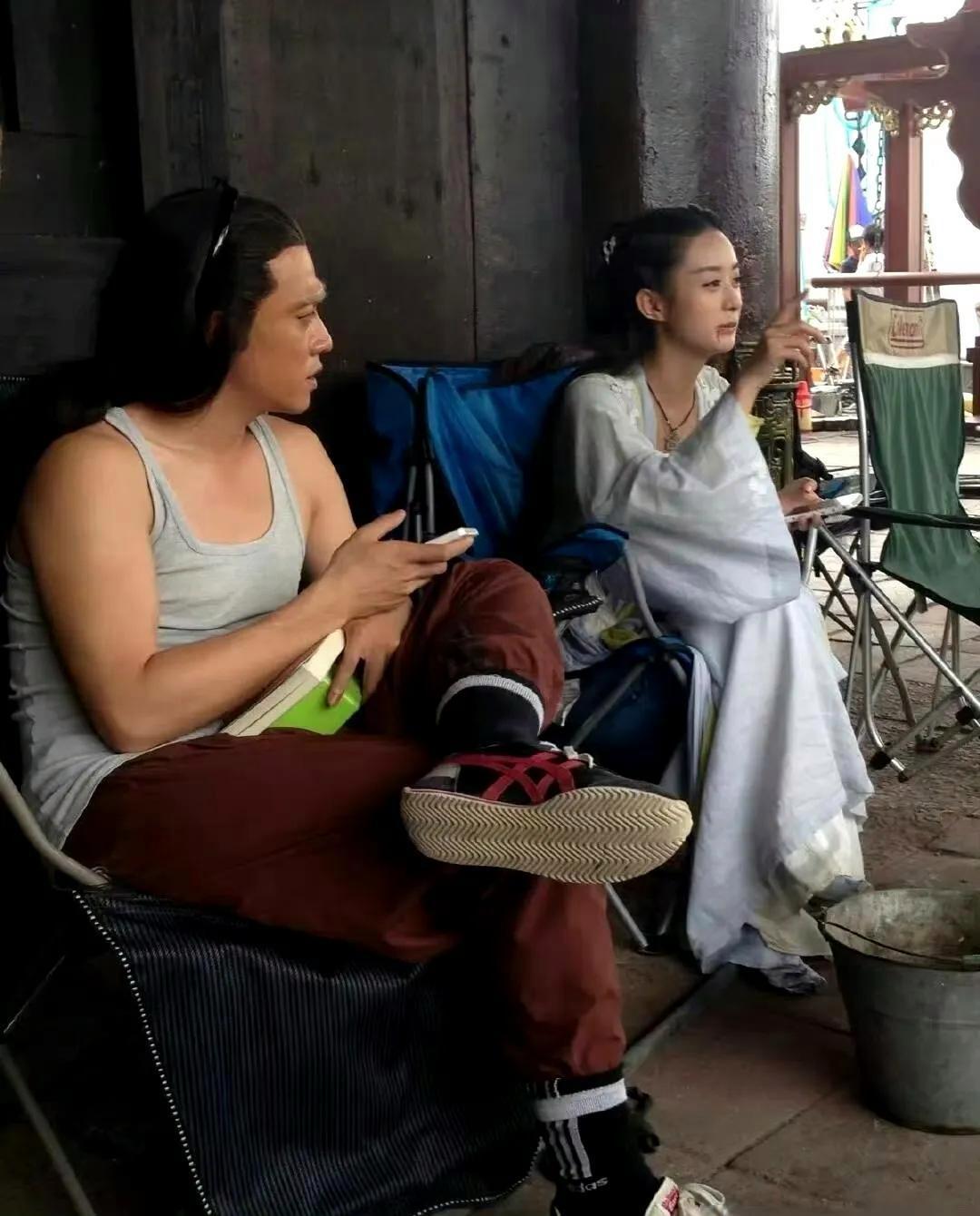 当年，赵丽颖在电视剧《花千骨》剧组，坐在片场休息时的一幕。2014年，赵丽颖