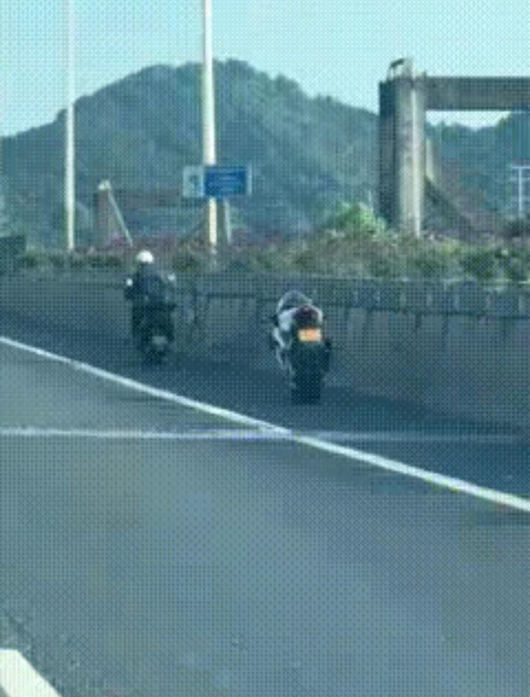 这两天刷屏的无人驾驶摩托车不是世界遥遥领先，是车主途中摔下摩托车的狼狈不堪。
