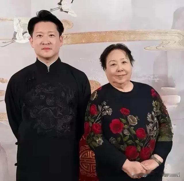 看着相声圈这些互相挖坑的，我都想笑。本来张伯鑫和马贵荣母子相称，亲亲热热，现在