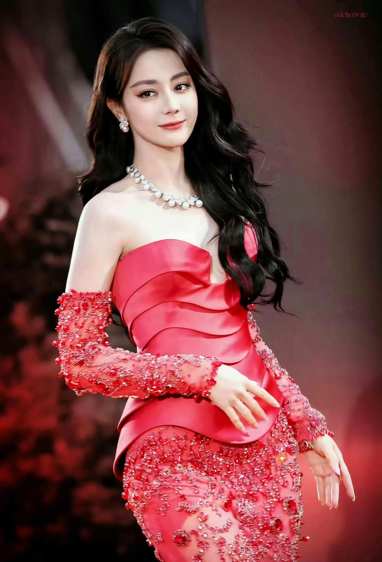 夜幕降临，魅魔来临红毯迪丽热巴美到窒息迪丽热巴