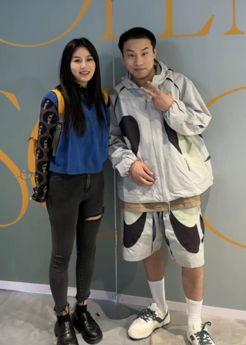 这男的是徐志胜吗？旁边的是他女朋友？？​​​