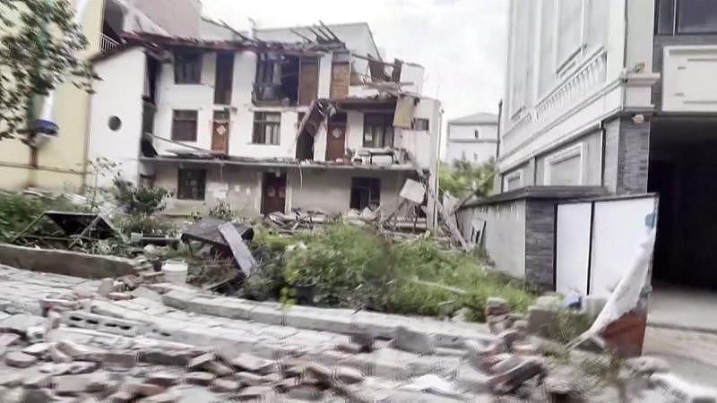 安徽合肥，一名男子把半山腰处的一套别墅以300万元的价格转卖给了自家邻居。双方顺