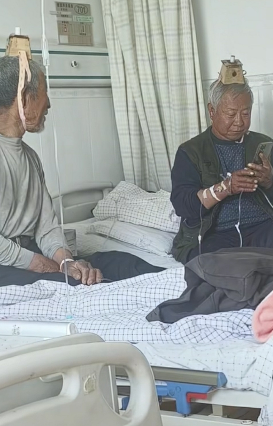 给我的第一印象好像他们在演戏。