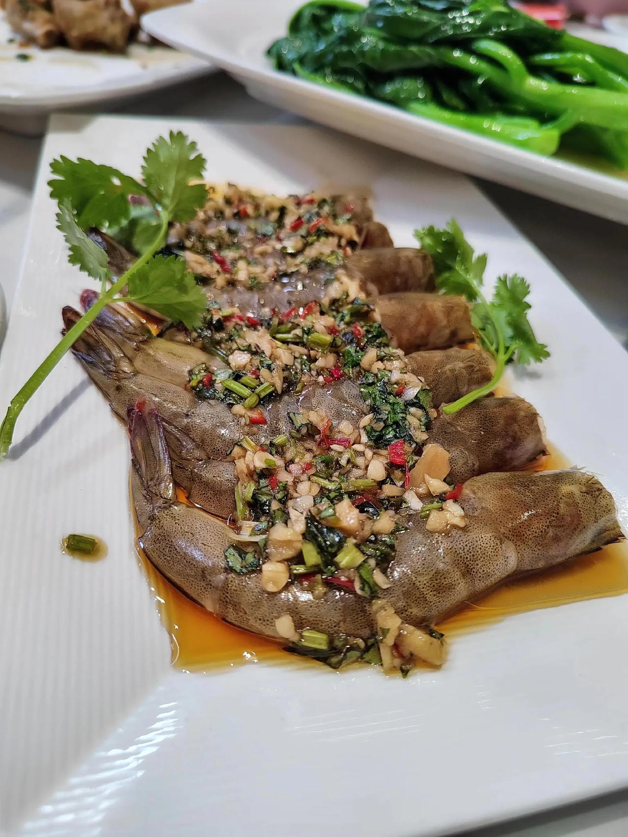 有谁吃过这个？潮州名菜我只敢尝一只[滑稽笑]，虾非常新鲜，肉弹牙，想象得出它不久