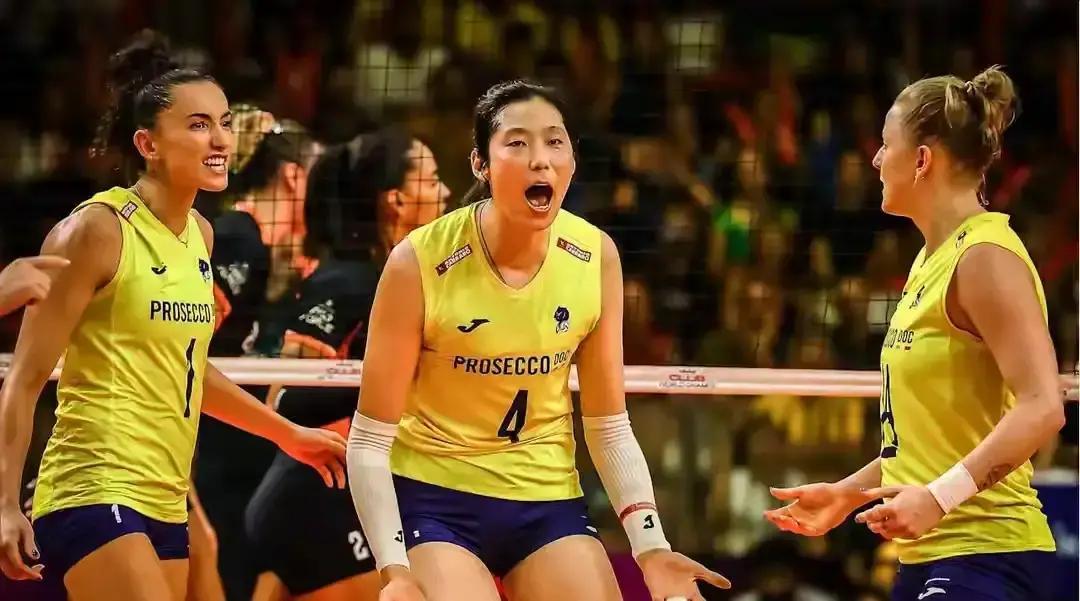 半决赛真够呛，科内利亚诺一上来就掉坑，首局输，第二局20:23，眼看要完。朱婷站