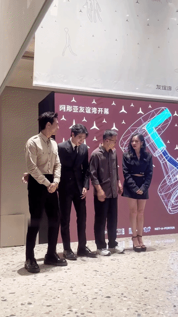 李现这格局，按理说他的咖位应该比魏大勋高吧，但现哥是真的低调，上来就往边边上站，