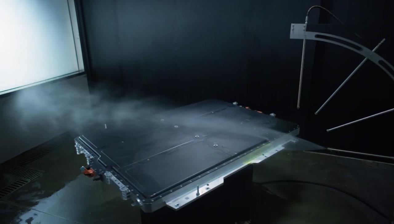 华为巨鲸电池平台多一重智能保险，安全不止靠硬扛电池安全的分水岭，正在从能不能扛