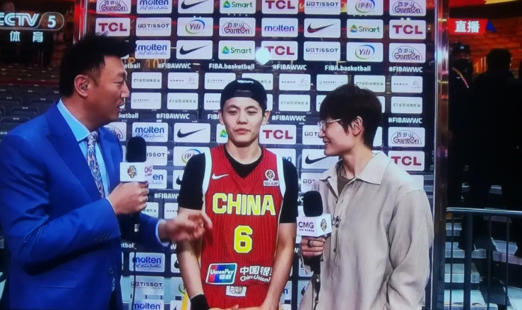 杨舒予作为新一届女篮队长，给你几点建议:1.投篮要果断。这几场比赛你打得太犹豫