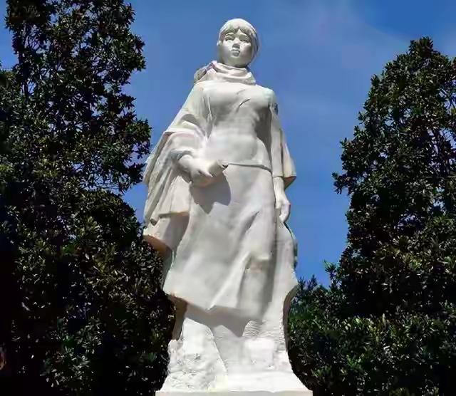 石缘定情：杨开慧雕像的“伴侣石”，藏着跨越时空的深情杨开慧雕像缺石料，那块