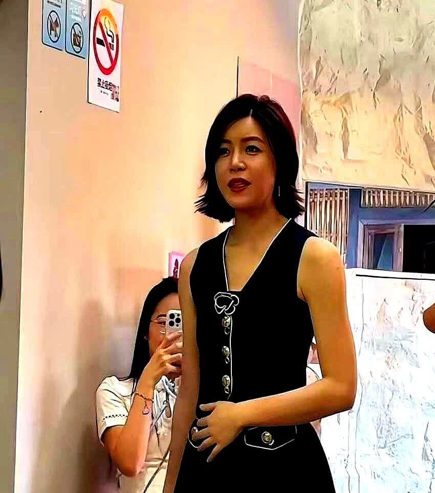 朋友私下见过陈妍希，她说大家都被骗了，陈妍希真人根本不长电视里那样，而且他还说陈
