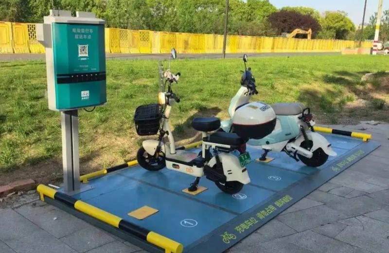 99%的普通两轮电动车，绝对不能直接用汽车充电桩，别一时图方便，把车充坏甚至引发