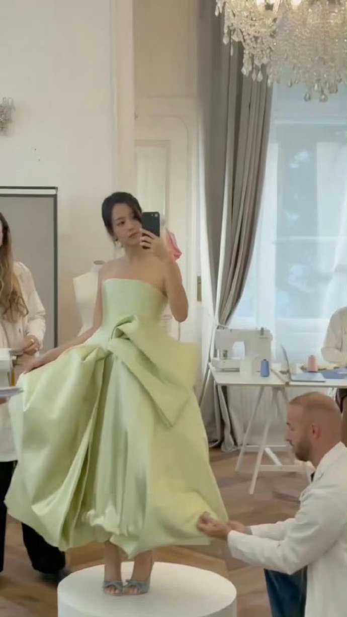 迪丽热巴和金智秀迪奥大秀试妆，哪个羸了？​​​