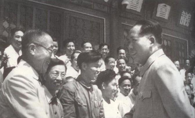 1954年，一个女人带着8岁儿子，在街上吆喝卖烟。突然，一个书生走上前惊呼：＂格