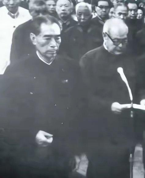 照片拍摄于1975年6月9日，北京八宝山革命公墓，周总理参加贺龙元帅骨灰安葬仪式