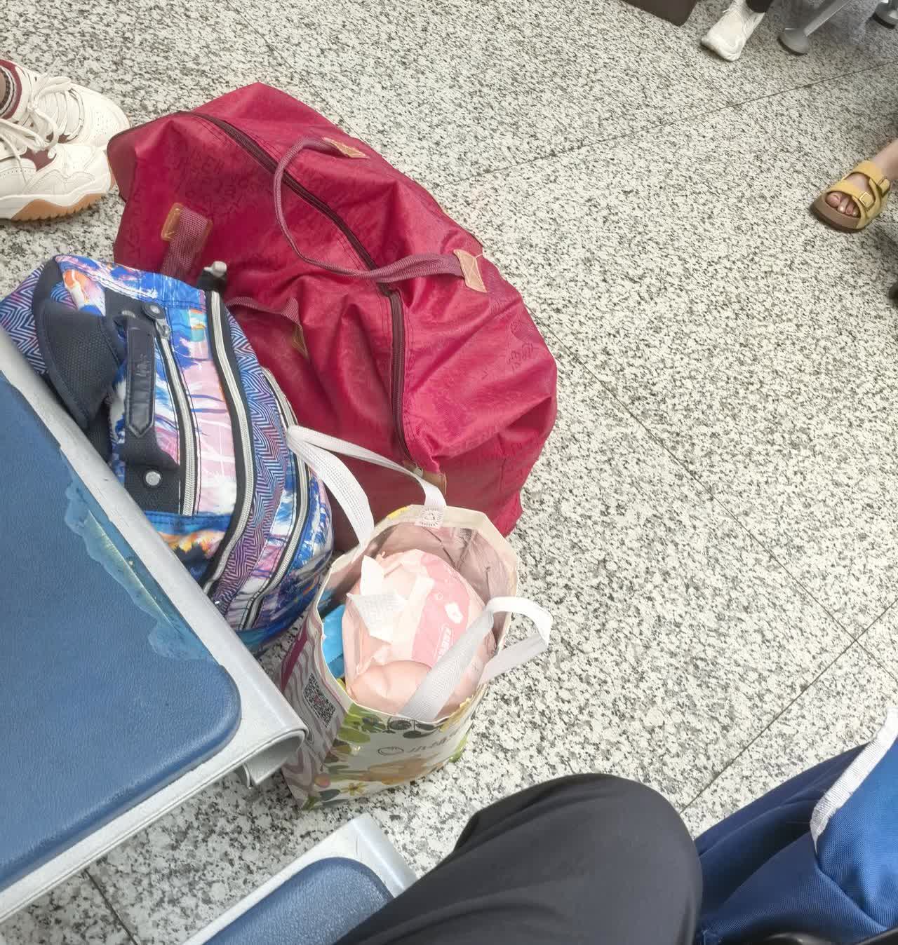 陌生人的行李，你敢帮看管吗？今天在高铁站候车的时候，旁边的女子站起来，指