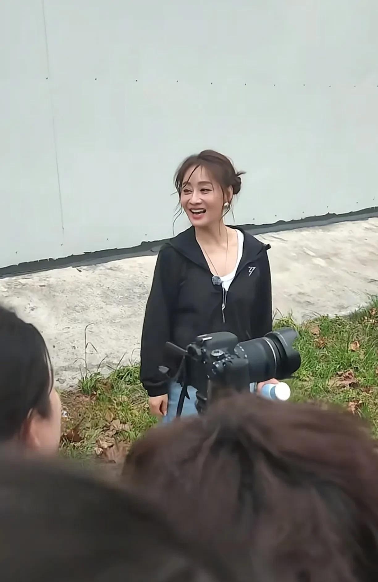陈德容生活中看起来真小，远远看着像个20出头的小姑娘，非常年轻漂亮，皮肤白白的，
