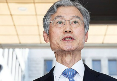 9月12日，韩国大法院院长曹喜大针对共同民主党正推进的大法官增编等司法改革举措，