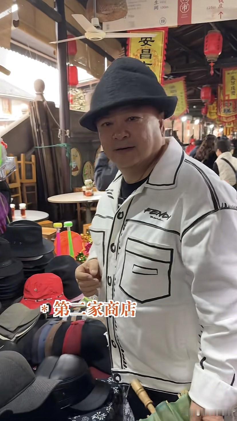 洪剑涛去安昌古镇试乌毡帽后续来了！洪剑涛在第二家店试戴并买了一顶乌毡帽，也就