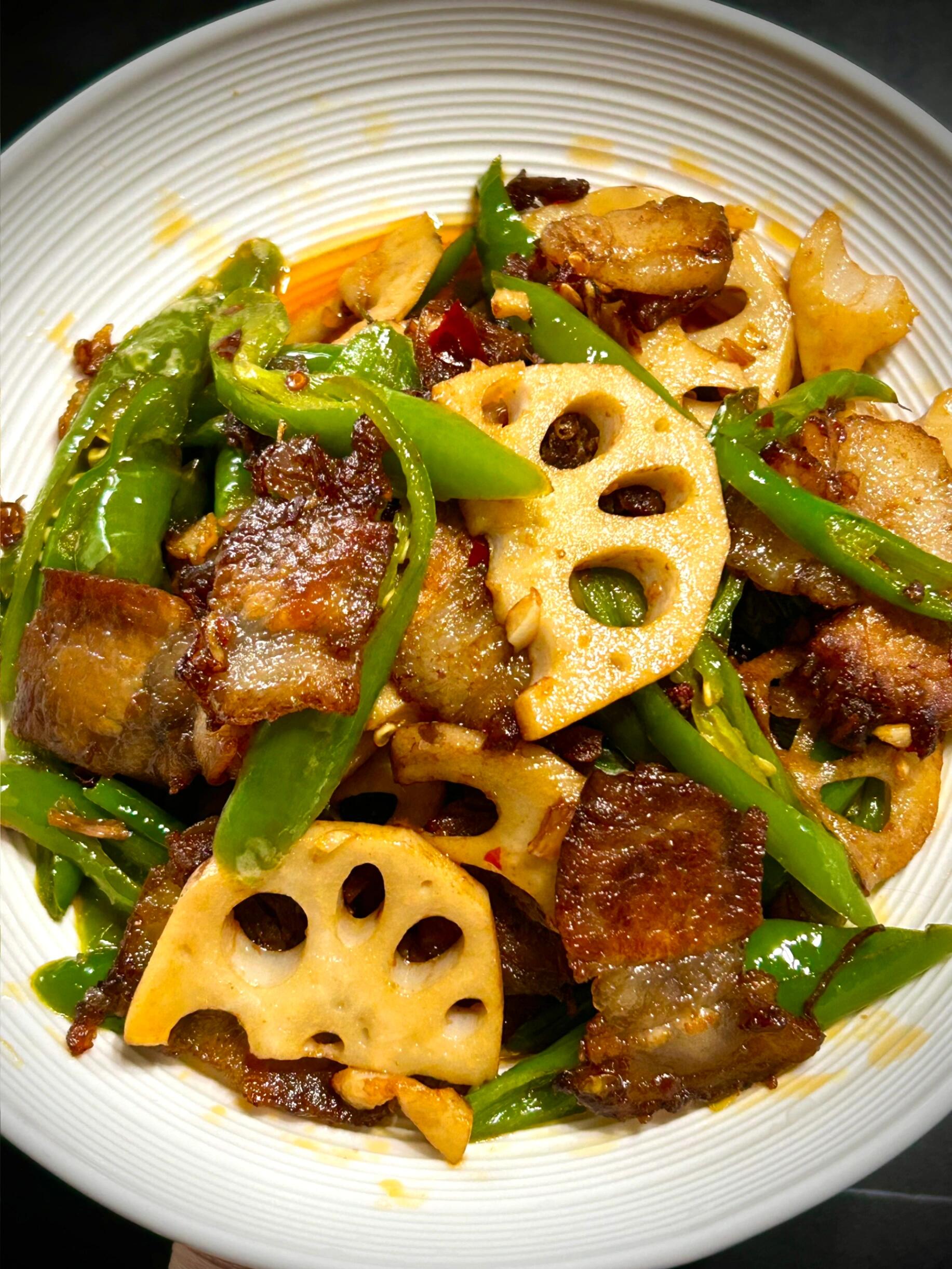 家常青椒莲藕回锅肉，真的太费米饭了～没有食欲一定要试试这道简单家常菜永远吃不