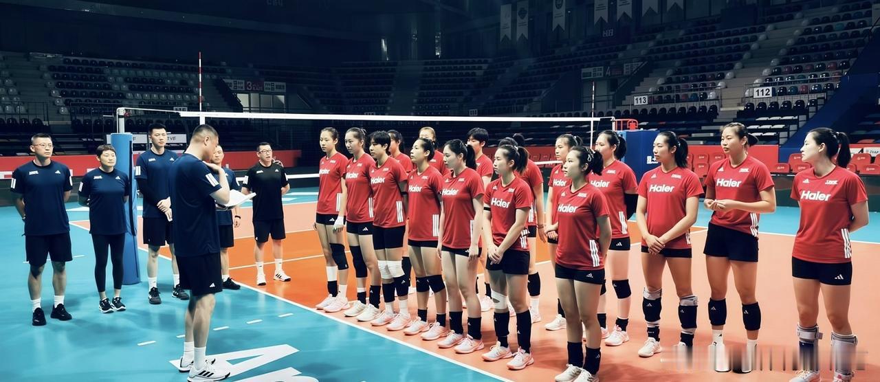中国女排新鲜照出炉！土耳其站，赵勇安排首堂训练课，为了保护身体，董禹含膝盖裹了厚