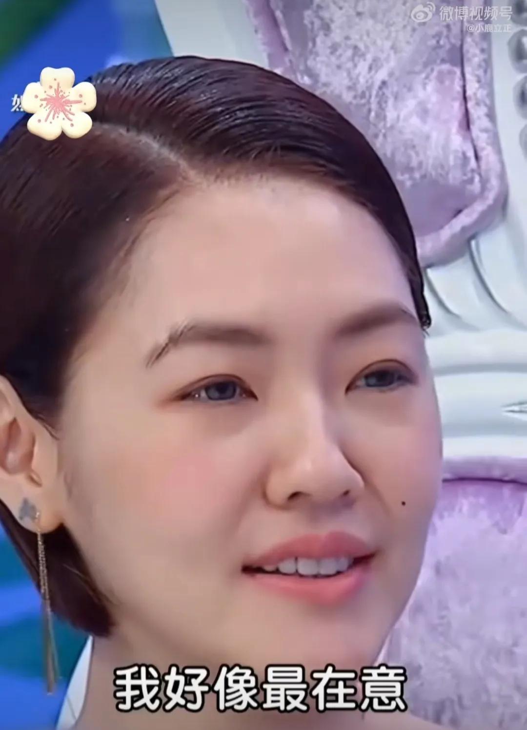 小S那句“你总爱装坚强”，真是戳中了大S的心窝子。看着她总是把日子过得像偶像剧，