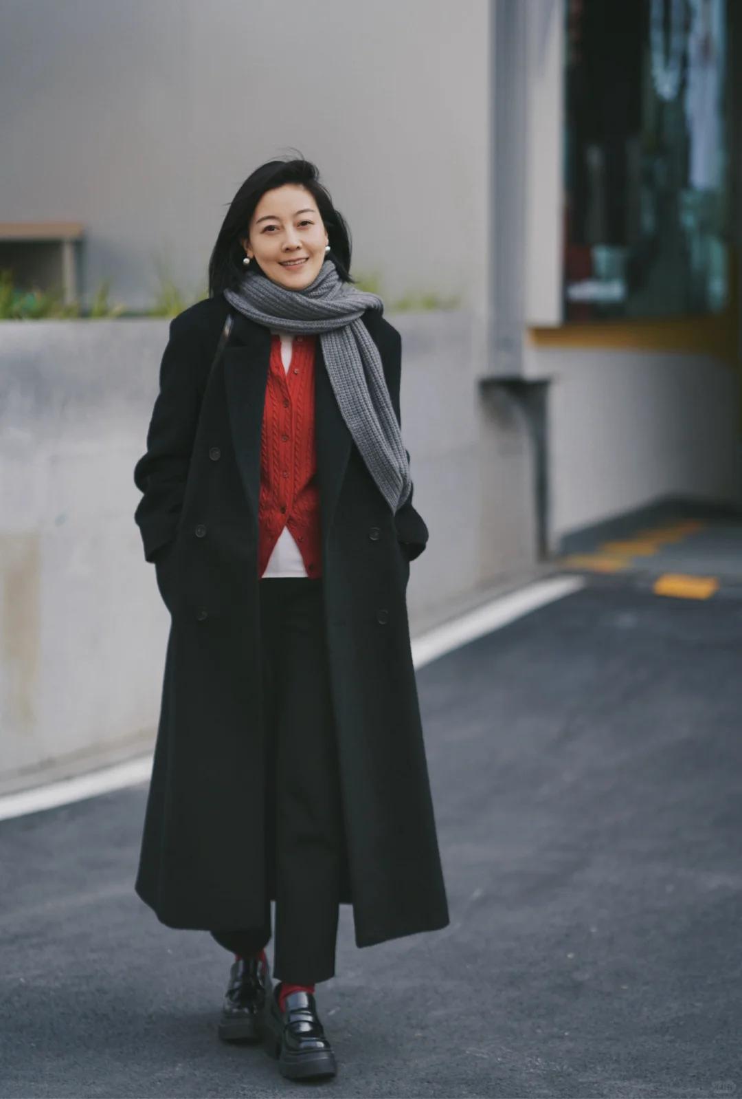 四五十岁别再乱穿！黑红叠穿配烟管裤，围巾一围秒变优雅女王~四五十岁，是岁月沉