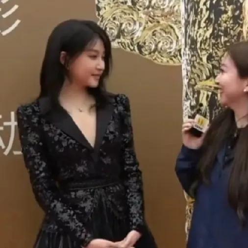 无心插柳柳成荫，本来是为了新戏保密发色戴得假发，没成想这个新造型还挺适合她的