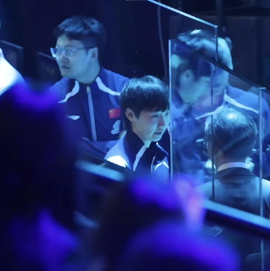 澳门世界杯比赛结束后，颁奖仪式结束，国乒队员等待拍摄大合影期间，今天的颁奖嘉宾之