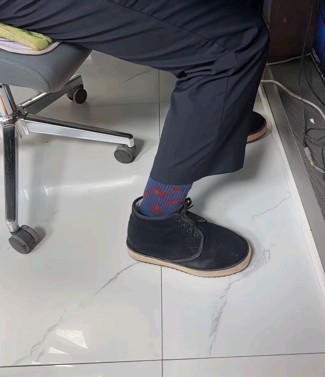 同事的鞋，想说点什么又不知道说什么那么，我来做你的嘴替你这个同事有点旧啊！