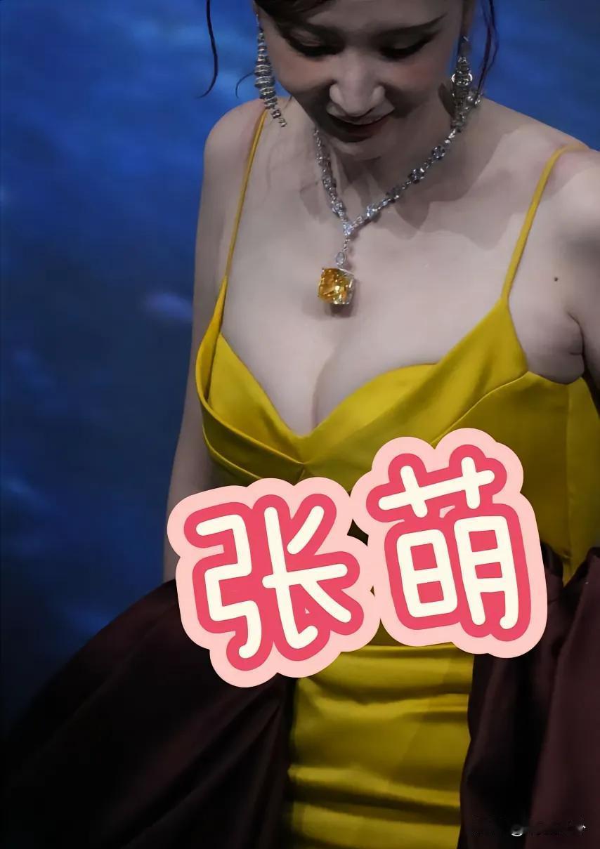 微博之夜红毯，张萌弟兄吊带裙，饱满娇挺，呼之欲出，不亏是最大方的女神[呲牙笑][呲