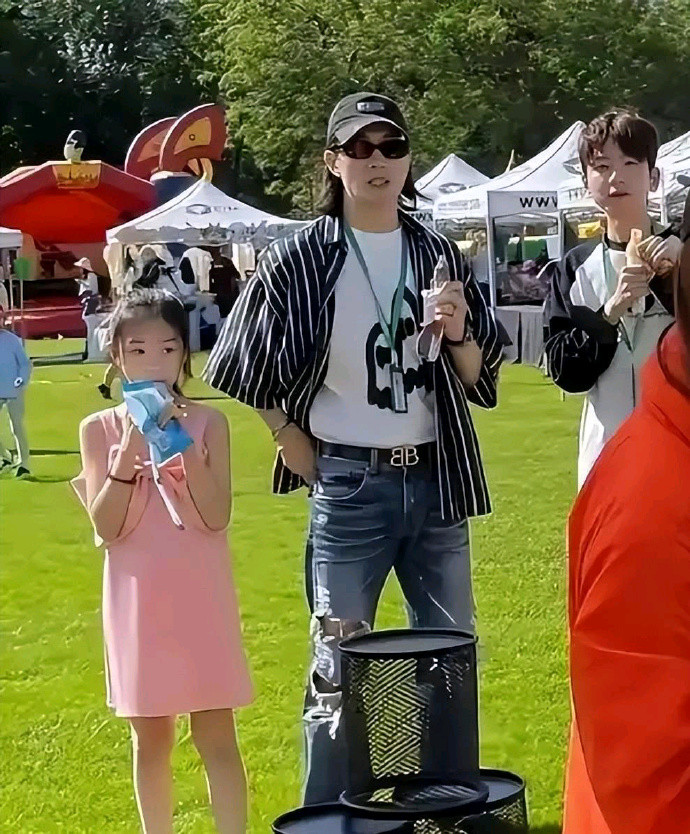 戚薇3岁儿子正脸曝光，长相随妈，女儿身高1米6面露男相，长发过腰​​​