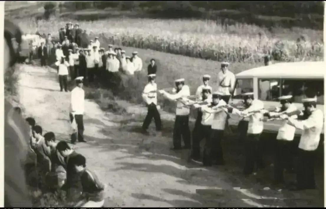 1983年严打期间，北方某地发生了一起轰动一时的案件，一群社会青年因在公开场合调
