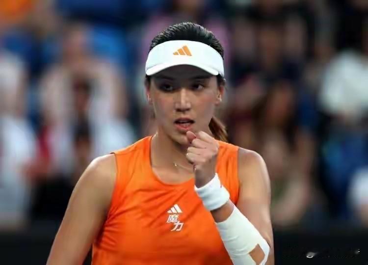 王欣瑜今天打得真的够好了！运气稍差，碰上状态爆棚的美国猛女阿尼西莫娃。第一盘能拼