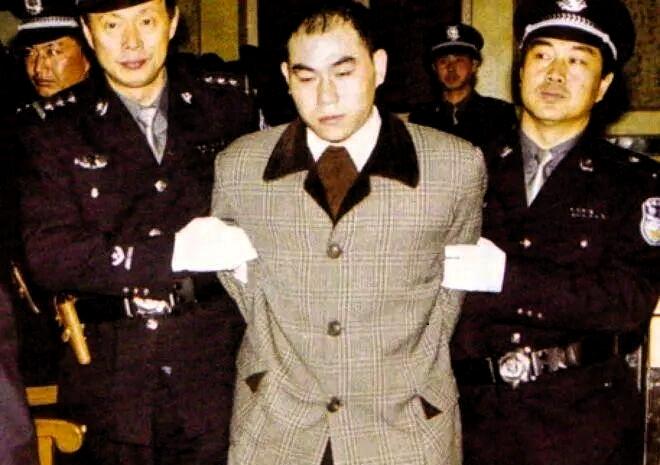 雷国民，1971年11月5日生，安徽桐城人，是上世纪90年代至2001年间横跨多