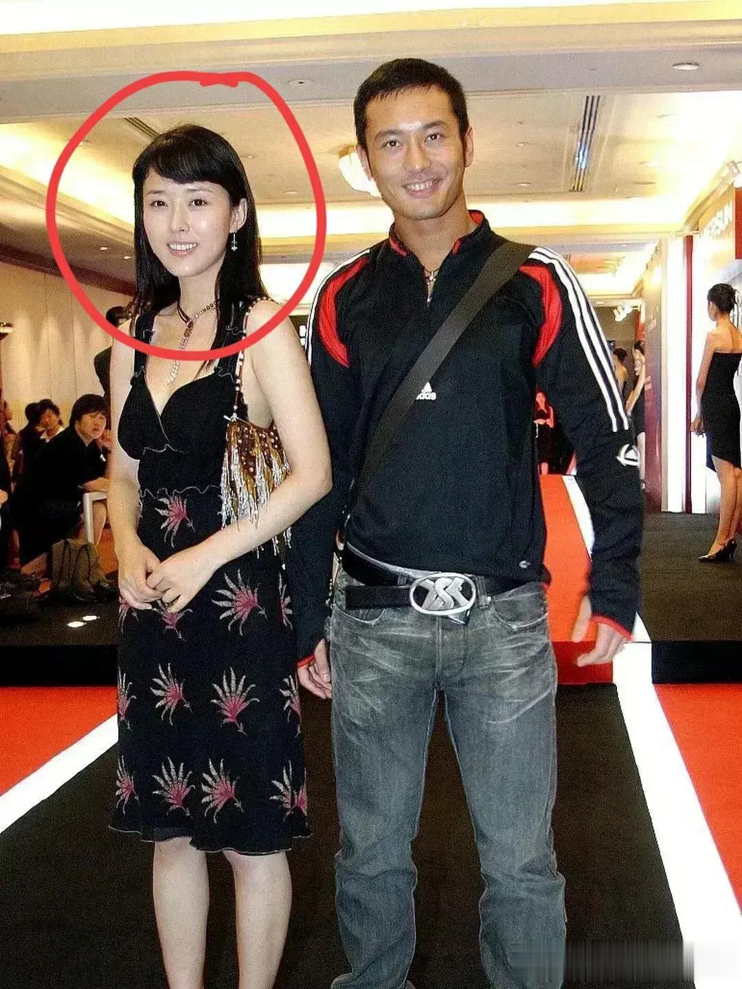 黄晓明年轻的时候没有现在帅？旁边的颜丹晨一脸嫌弃，直接给了他个大后背，也不知道晓