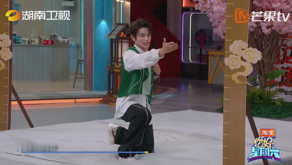 宋茜也是感同身受欧豪了丁禹兮为了和宋茜表忠心，直接单膝下跪上演“你是我的神”名场