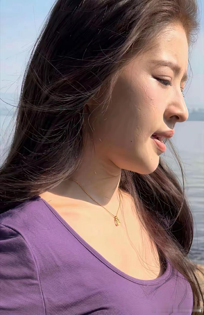 “恶龙咆哮”这个女孩长得还挺像刘亦菲的，没想到就因为一句“她爸是保安”突然火了。
