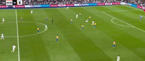 贝林厄姆终于被阿隆索安排到了自己喜欢的位置！西甲第11轮，皇马4-0大胜瓦伦西