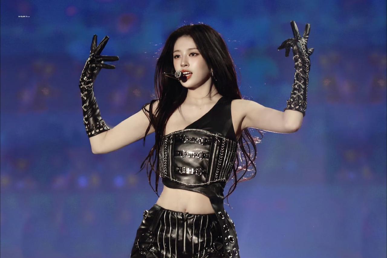 【安宥真】上扬眼线好漂亮啊，弱化了狗狗眼的无辜感，现在完全是钓系大美人了[爱心]