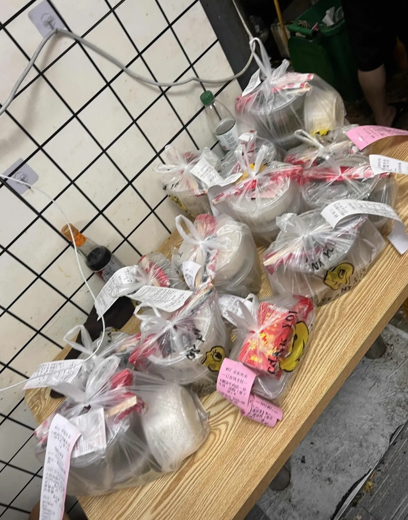 据说现在京东外卖的日订单量从巅峰接近3000万单腰斩到不足1000万单，骑手减少