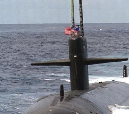 1992年2月，美军核潜艇正悄悄躲在俄罗斯军港监听，突然发生剧烈震动，艇员们还未